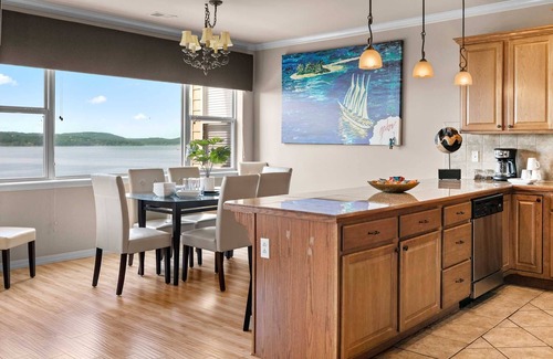 Hollister Condo | Pet-Friendly Luxury Condo on the Lake! - Full Kitchen, Whirlpool Tub, Pool - C4