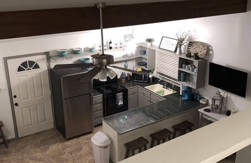 Tomball House | PET FRIENDLY MAIN STREET LOFT, WALKING DISTANTANCE TO OLD TOWN TOMBALL