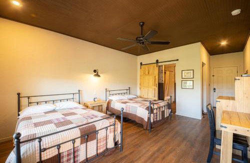 Tombstone Resort | -Pet Friendly- Miners Cabin #5 -Two Double Beds - Private Balcony