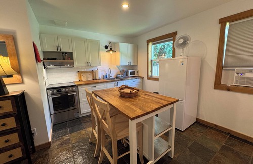 Proctor Cottage | Pet-Friendly Mountain-View Kootenay Cottage for single or couples, No pet fee