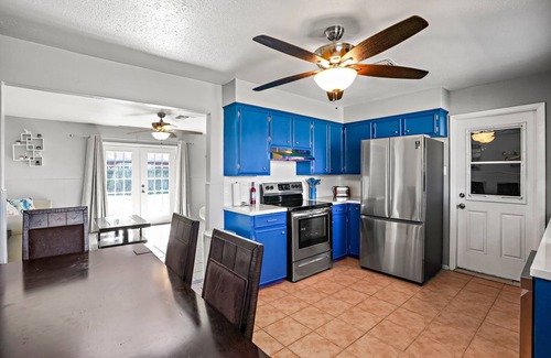 South Side House | Pet Friendly | Newly Remodeled 3BR/1.5BA house | @Downtown & 9 mins to beach