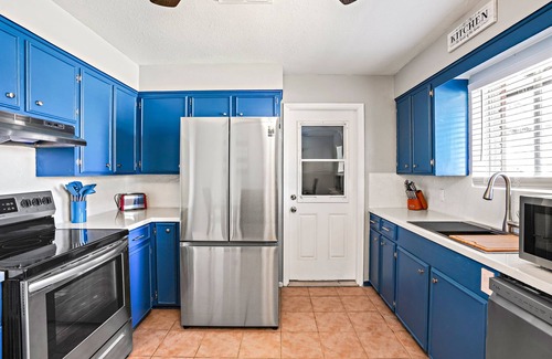 South Side House | Pet Friendly | Newly Remodeled 3BR/1.5BA house | @Downtown & 9 mins to beach
