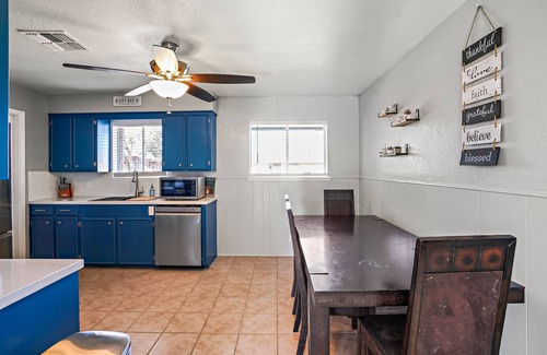 South Side House | Pet Friendly | Newly Remodeled 3BR/1.5BA house | @Downtown & 9 mins to beach