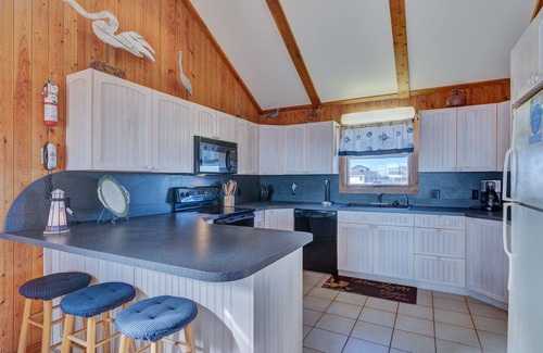 Ocean Isle Estates House | Pet Friendly Oceanfront Beach Box in Avon!
