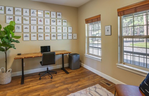 Deschutes River Woods House | Pet-Friendly Oregon Retreat w/Patio & Hot Tub!
