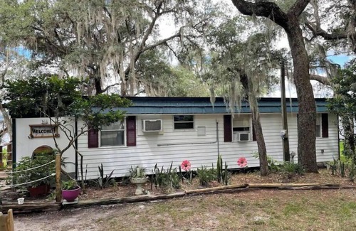 Florahome Cottage | Pet Friendly "Reel Chill" Lakehouse