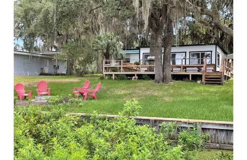Florahome Cottage | Pet Friendly "Reel Chill" Lakehouse
