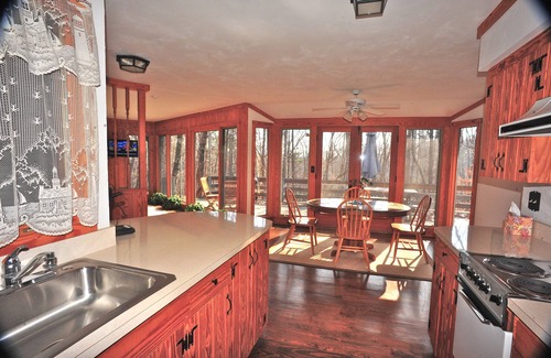 Lynn Cottage | PET FRIENDLY, SECLUDED & most PRIVATE. A GEM, near all area attractions & TIEC