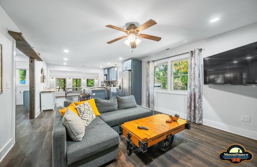Heltonville Cottage | Pet Friendly, Short walk to Lake Monroe