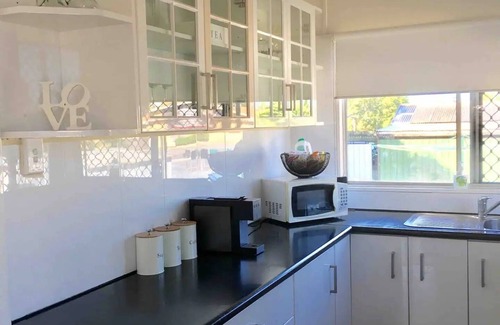 Bundaberg East House | Pet friendly Sleeps 10 Free Wifi & Netflix Air Con Minutes to Town close to park