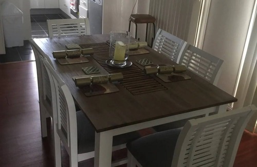 Bundaberg East House | Pet friendly Sleeps 10 Free Wifi & Netflix Air Con Minutes to Town close to park