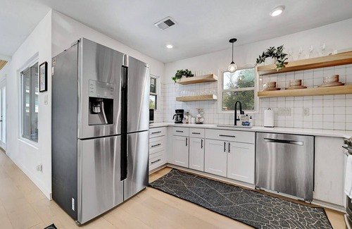 Dawson House | Pet Friendly SOCO Home with Cowboy Pool - Webster!