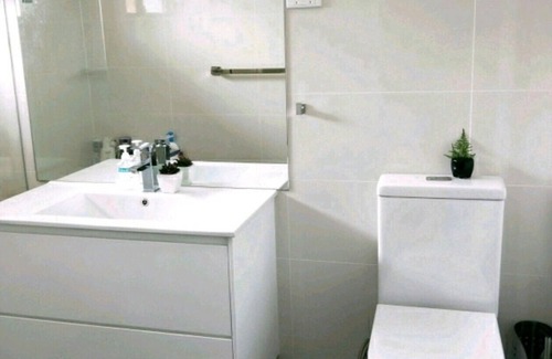 Glenfield Apartment | ❤️Pet Friendly🐾 Stunning Queen Room + TV +Parking+🍵☕