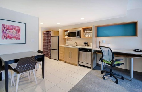 University House | Pet-Friendly Suite w/Full Kitchen at Waco's Core Attractions