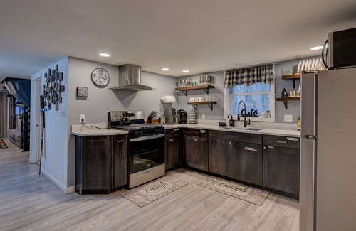 Center Conway Apartment | Pet Friendly Summer A-Frame | Pool 🎱 | AirHockey 🏒 | Fun 😃