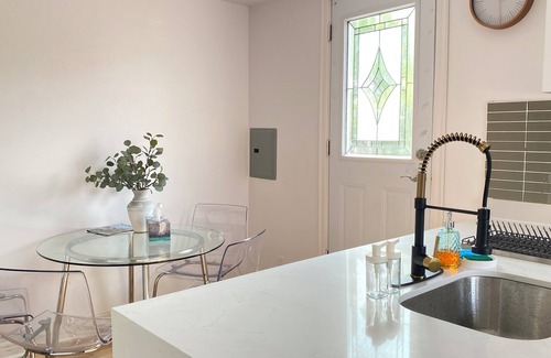 Grimsby Apartment | PET friendly - Sunny 1 Bedroom Apartment ,