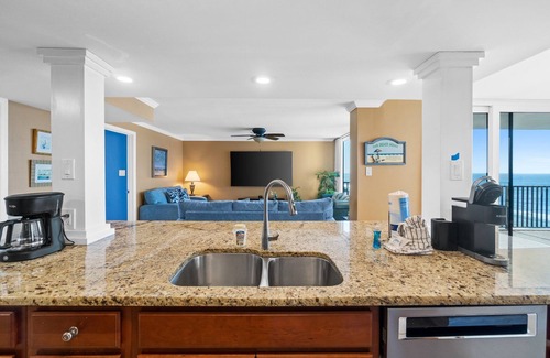 Holiday Beach Condo | Pet Friendly Condo on the Beach Free Chairs! PW801