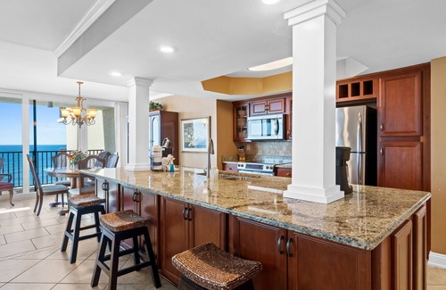 Holiday Beach Condo | Pet Friendly Condo on the Beach Free Chairs! PW801