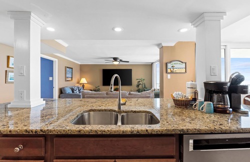 Holiday Beach Condo | Pet Friendly Condo on the Beach Free Chairs! PW801