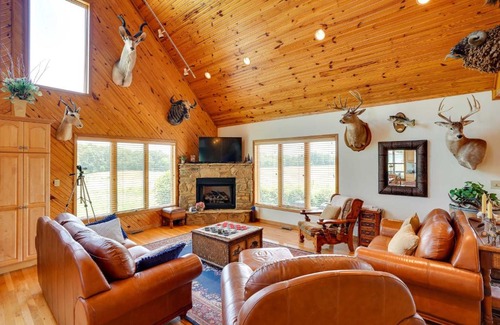 Vienna House | Pet-Friendly Vienna Cabin with Screened-In Porch!