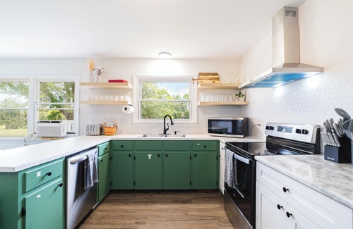Shenandoah House | Pet Friendly, Views, Hot Tub, Firepit, Kayak, BBQ