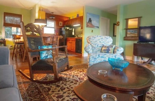 Colington House | Pet Friendly~Walk to the Beach or Sound~Bikes~Vintage and Original