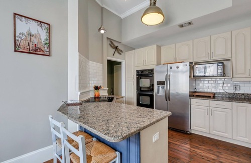 Historic District - North Apartment | Pet Friendly, Walkable Loft in Heart of Downtown by Lucky Savannah