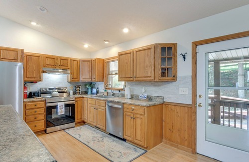 Waynesville House | Pet-Friendly Waynesville Retreat w/Hot Tub!