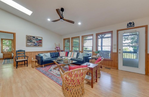 Waynesville House | Pet-Friendly Waynesville Retreat with Hot Tub!