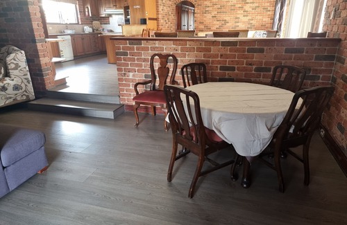 Bass Hill House | Pet FriendlynLarge 3 Bedroom House n2 Living AreasnEnsuite & Outdoor Areas