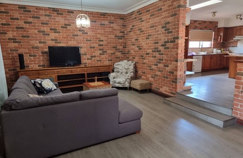 Bass Hill House | Pet FriendlynLarge 3 Bedroom House n2 Living AreasnEnsuite & Outdoor Areas