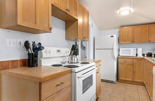 University Park House | Peterson Retreat Hot Tub, Bikes, Old Town