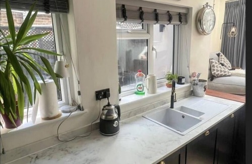 Guildford House | PetFriendly- Sleeps 6- PrivateGarden- FreeParking