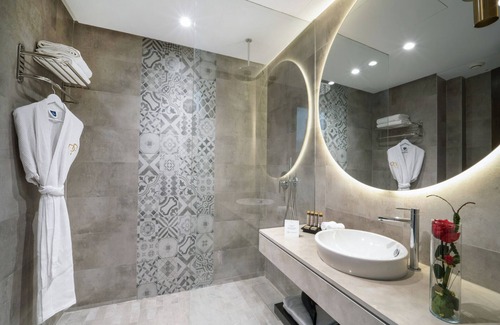 Swiss City Hotel | Petit Palace Suites Hotel