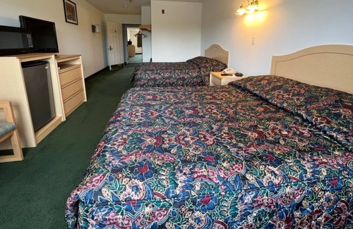 Red Bud Bed & Breakfast | Petite Double Queen Suite with Free Breakfast!