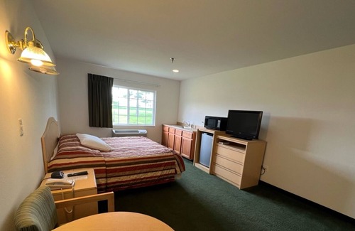 Renault Bed & Breakfast | Petite Single King Suite with Free Parking!