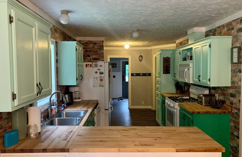 Petoskey House | PETOSKEY - SPACIOUS GETAWAY, HOT TUB, POOL TABLE, FALL COLORS, BEACHES, SKIING
