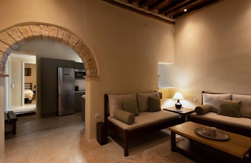 Naxos Apartment | Petrino - Fully renovated Venetian Kastro apartment with sea views