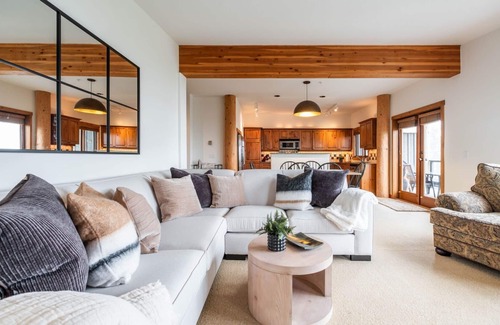 Whistler Creekside Condo | Pets | BBQ | Sundeck | Private garage | Ski-in/out