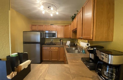 Briargate Apartment | ✔Pets✔ ♕King Bed/Bath/Kitchen ♨Hot Tub♨ w views 🏞
