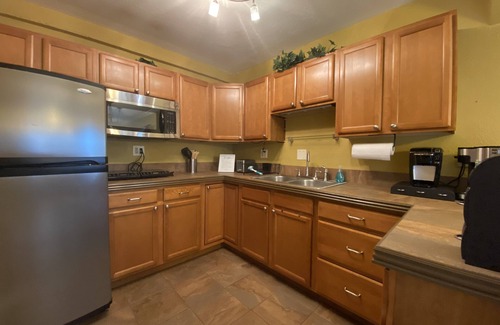 Briargate Apartment | ✔Pets✔ ♕King Bed/Bath/Kitchen ♨Hot Tub♨ w views 🏞