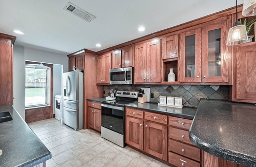 South Arlington House | Pets OK, NEW Hot Tub, Arcade, 65” TV, 300mb+ WIFI, Long Term Stays Available