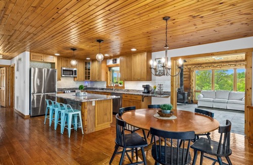 Edinburg Cabin | Pets? YES! Hot Tub ★ Fast Wi-Fi ★ Pool Table ★ Foosball