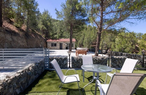 Vasa Koilaniou House | Phaedrus Living: Palaiomylos Forest Residence