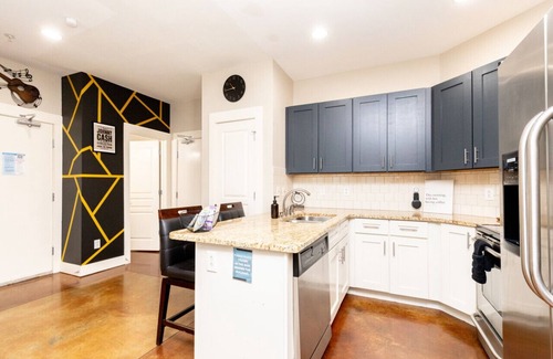 West End Apartment | Phillips Place Condo 09