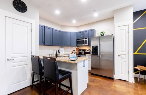 West End Apartment | Phillips Place Condo 09