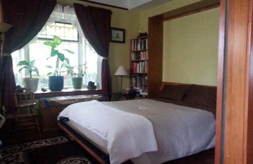 Stettler Bed & Breakfast | Phoenix House B&B