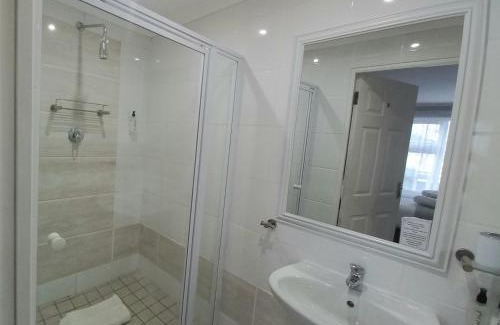 Paradise House | Phoenix Lodge and Waterside Accommodation