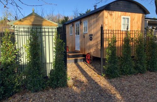 Thetford Apartment | Piano Forte - delightful rural shepherd hut & hot tub available !