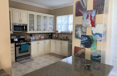 Houston House | PICK ME! 3 story home! Corporate/Family/friends living for short & long stays